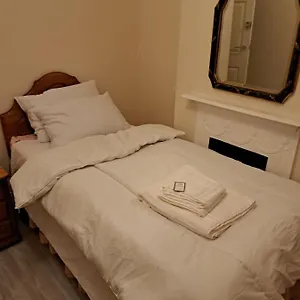Guest house Single Bedroom Available - Train Station London Seven Kings, Ilford